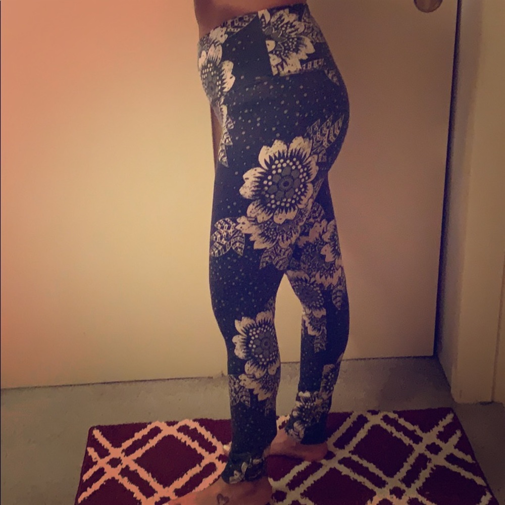 Floral Soft Lounge Leggings 🌸🤍🖤